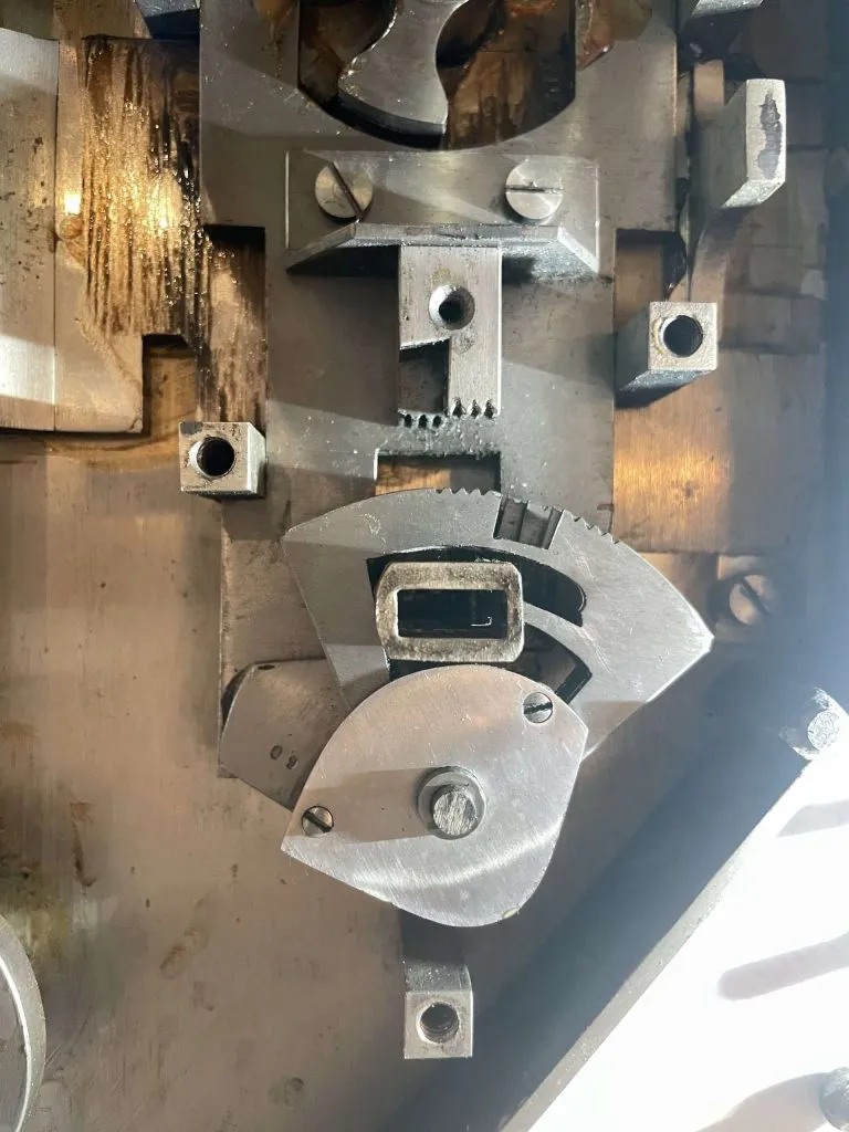Nahaufnahme der Schlosstechnik im Inneren eines Tresors