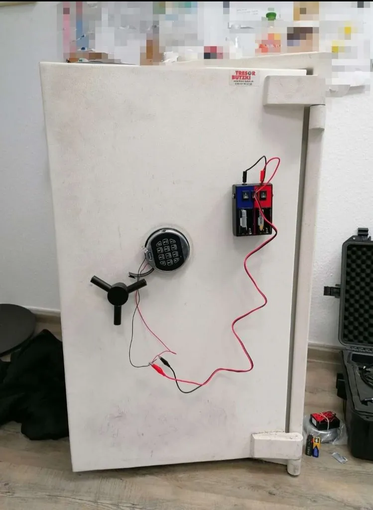 Elektronisches Tresorschloss wird geprüft