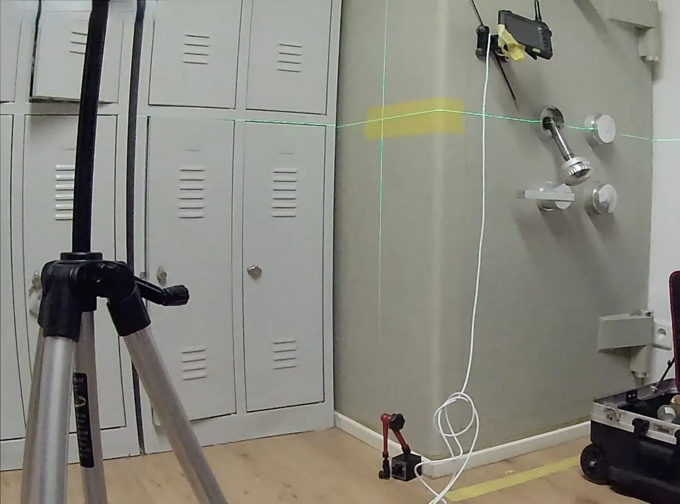 Messaufbau mit Stativ und Laser an einem Wandtresor