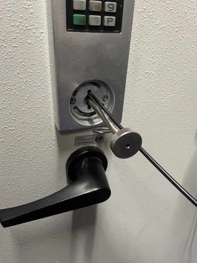 Elektronisches Schloss mit Prüfkabel
