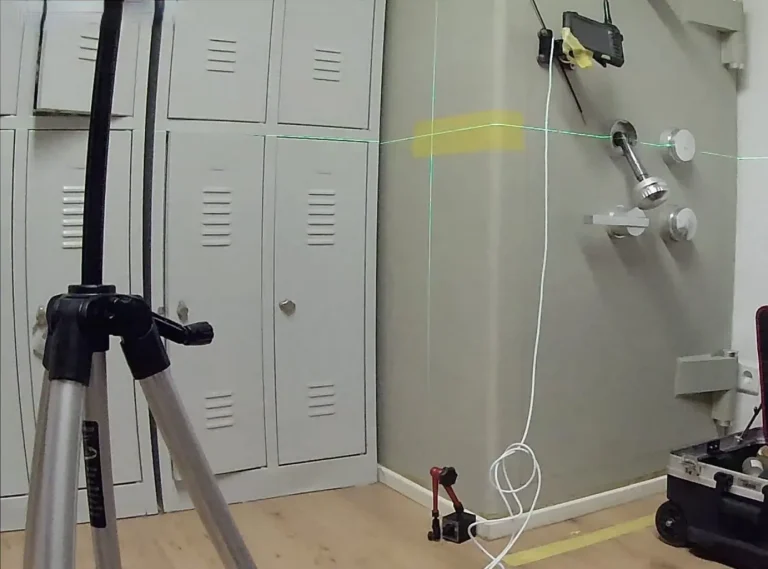 Messaufbau mit Stativ und Laser an einem Wandtresor