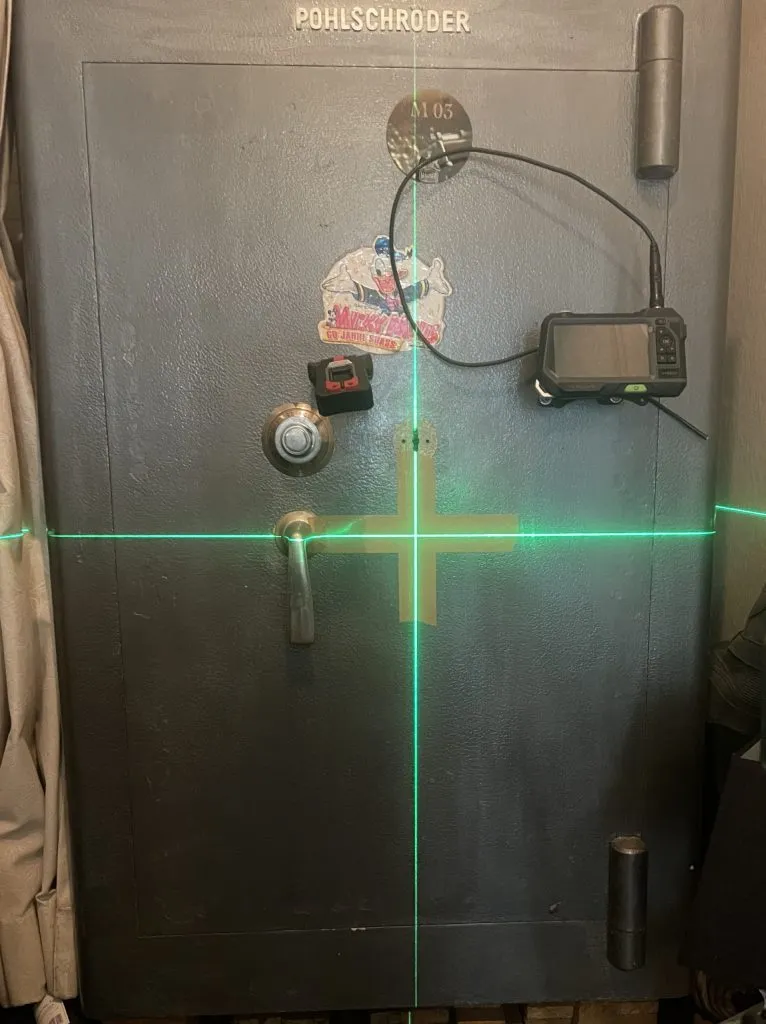 Alter Tresor mit Lasermessung an der Tür